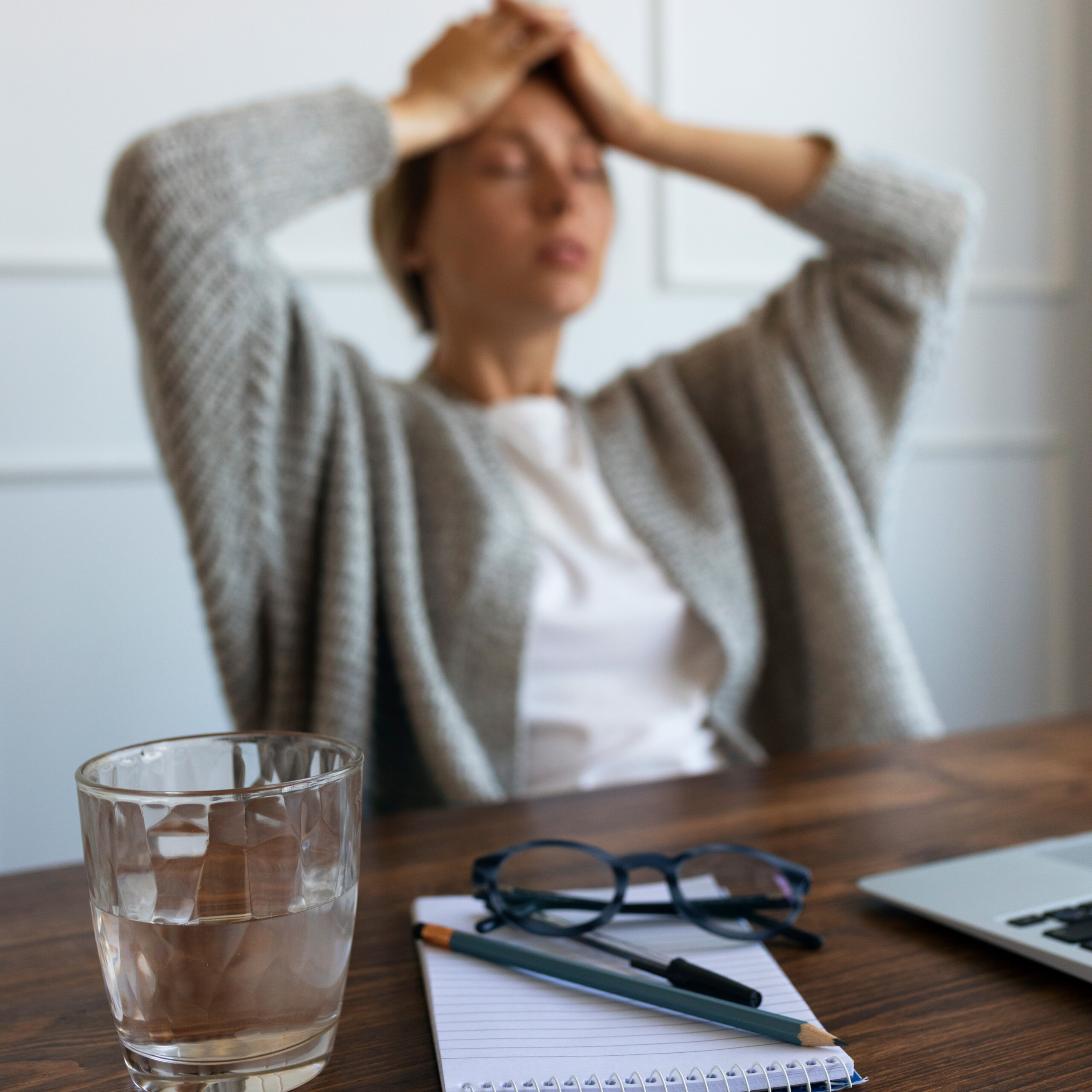 Experta en gestión del estrés laboral y bienestar emocional en el ámbito profesional.